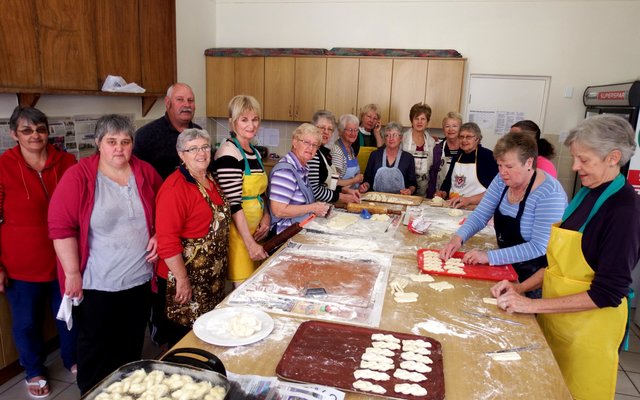 Hierdie â€œvaal deegâ€ op die tafel word binne â€œsekondesâ€ in stroopsoet en â€œcrispyâ€ koeksisters omskep, met die Goue Hande se dames (en doring!) aan die stuur van koeksister-sake